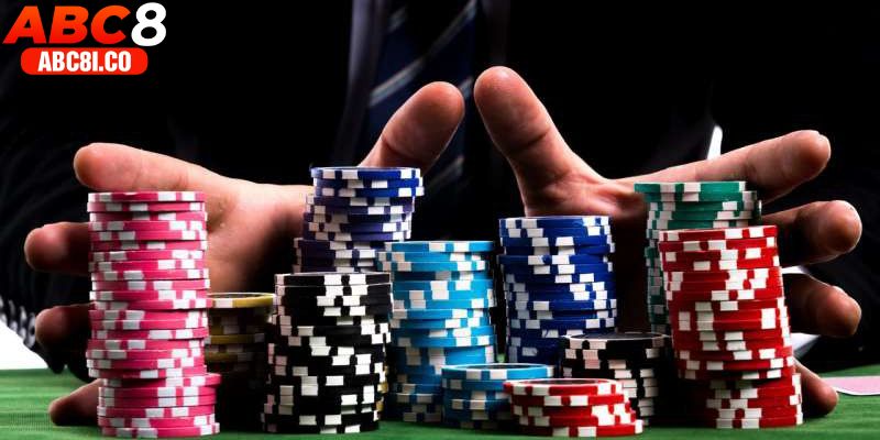 Chơi bluff là một kinh nghiệm chơi poker giỏi được nhiều người chơi áp dụng